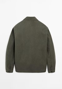 Mørkeolivengrøn skjortejakke, lavet af glat stof, med spids krave og knaplukning ved manchetterne. Bagfra ses et enkelt design.