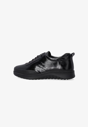 Schwarze Sneaker mit einem glatten Lederoberteil in glänzender, strukturierter Optik, runder Zehenform, Schnürdesign und einer flexiblen Gummisohle.