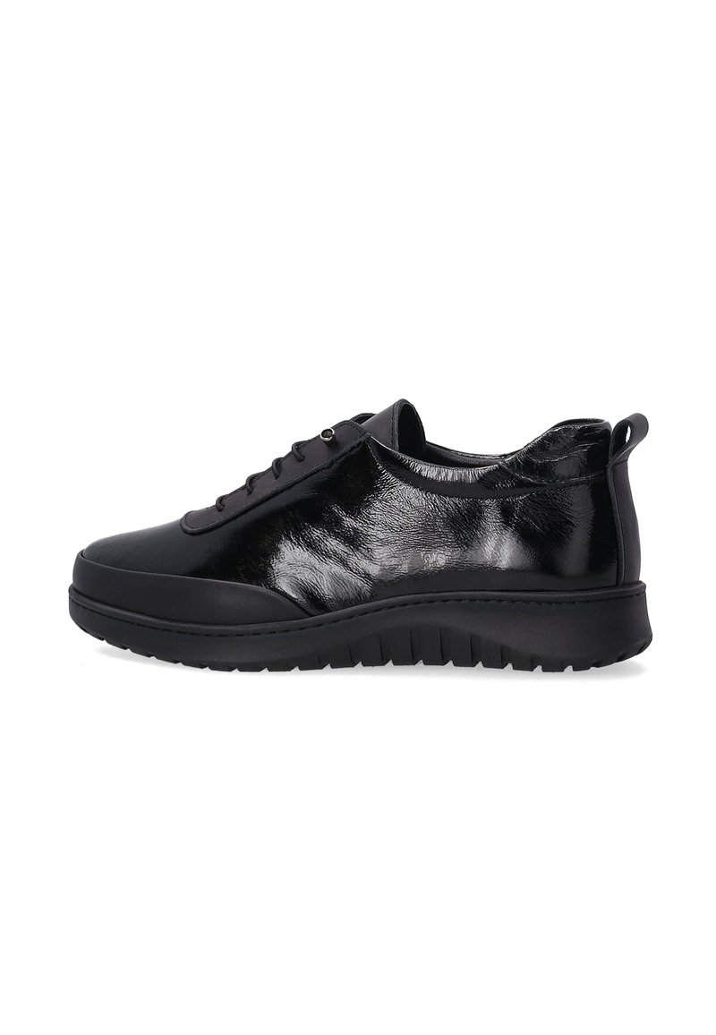 Sort sneakers med en glat læderoverdel med en blank, struktureret finish, rund tå, snørebåndsdesign og en fleksibel gummimellemsål.