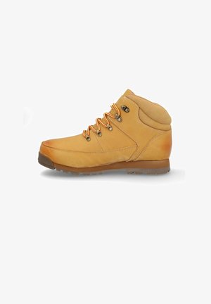 Botas de senderismo de cuero amarillo claro con cordones naranjas, cuello acolchado y suela de goma. Presenta ojales de metal y un acabado texturizado.