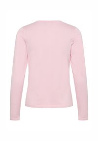 Camicia a maniche lunghe in morbido tessuto rosa, con scollatura rotonda e design semplice e aderente, privo di decorazioni o pattern.