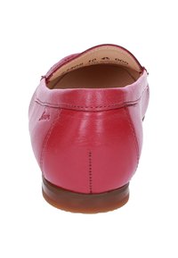 Rote Lederflatschuhe mit abgerundetem Rücken, glatter Textur und minimalen Nähdetails. Braune Gummisohle für guten Halt. Innenetikett sichtbar.