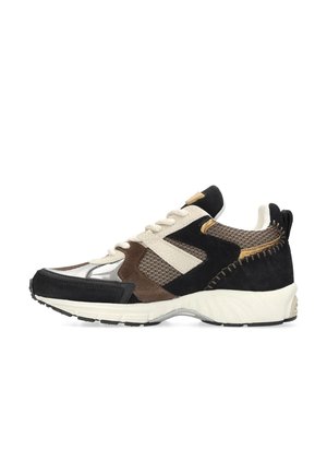 Sportieve sneaker met zwart suède, bruin suède, beige mesh, zilveren accenten en een textuur van witte rubberen zool met stiksels.