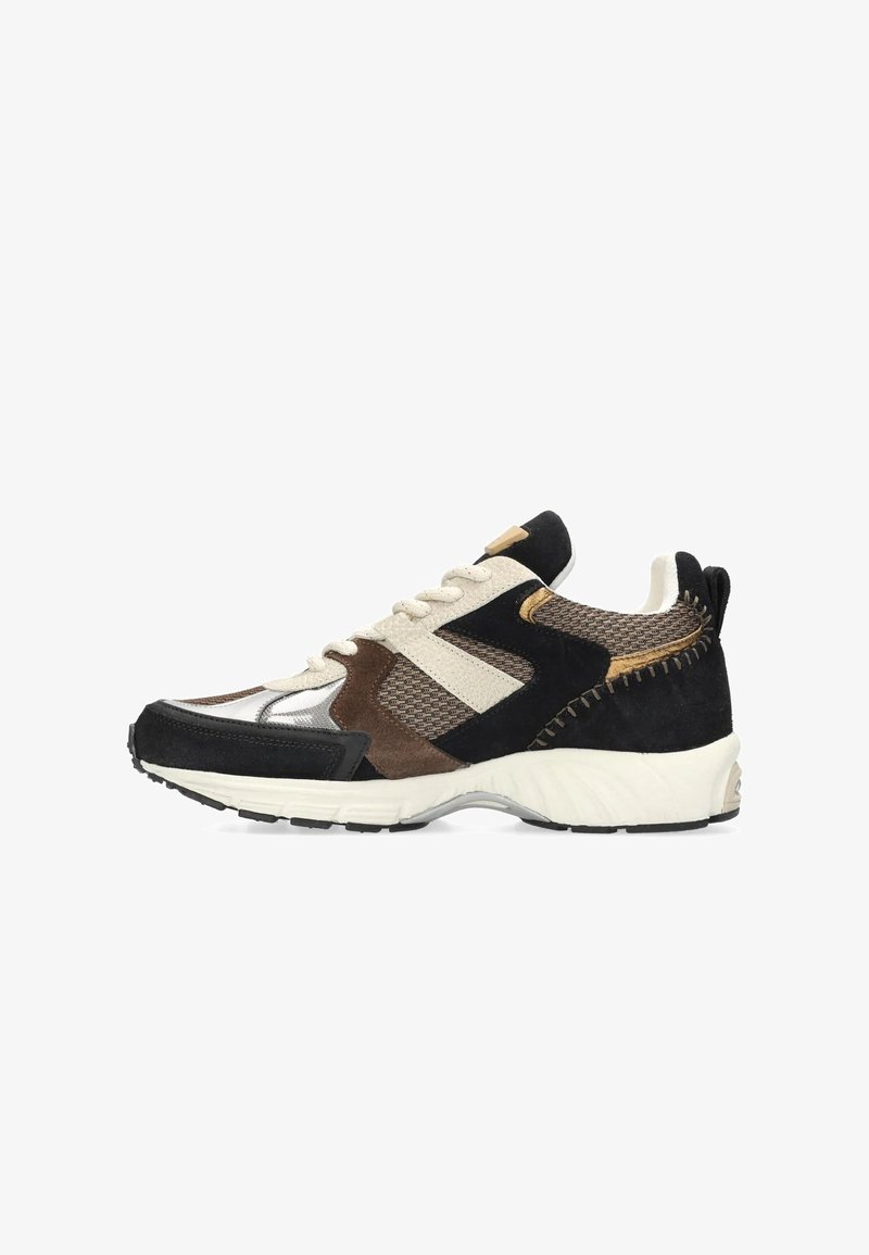 Sportieve sneaker met zwart suède, bruin suède, beige mesh, zilveren accenten en een textuur van witte rubberen zool met stiksels.