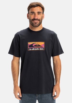 Sort bomulds T-shirt med et farverigt Quiksilver-logo i et rektangulært design på fronten. Korte ærmer og en afslappet pasform.
