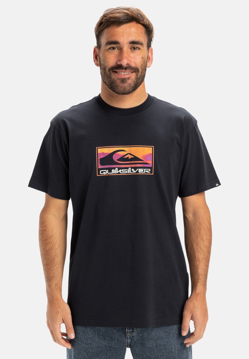 Sort bomulds T-shirt med et farverigt Quiksilver-logo i et rektangulært design på fronten. Korte ærmer og en afslappet pasform.