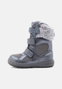 Sive zimske čizme za djecu s tri čičak trake, umetkom od umjetnog krzna, ukrasom u obliku leptira sa glitterom i vodootpornom Viking Watershield oznakom.