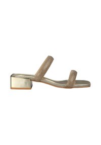 Sandalo open-toe con tacco a blocco metallico dorato, doppi strap texturizzati e una soletta liscia e lucida, prevalentemente in una tonalità dorata.