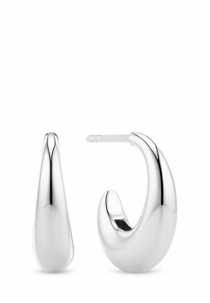 Sølv hoop øreringe med en glat, blank finish; den ene har en forlænget dråbeform, mens den anden er rund og åben.