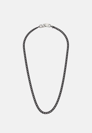Collier chaîne noire avec des maillons ovales entrelacés et un fermoir argenté sur un fond blanc uni.