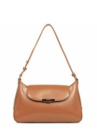 Borsa a tracolla in pelle beige con una superficie liscia, forma semi-ovale, chiusura a pattina elegante e tracolla con hardware regolabile.
