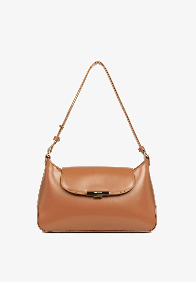 Borsa a tracolla in pelle beige con una superficie liscia, forma semi-ovale, chiusura a pattina elegante e tracolla con hardware regolabile.