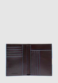 Cartera de cuero marrón oscuro con múltiples ranuras para tarjetas y costuras azules. El diseño interior incluye varios compartimentos para la organización.