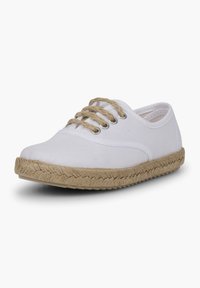 Bílé plátěné espadrilky se světlým jutu podešví, zaoblenou špičkou a hnědými tkaničkami. Jednoduchý design s minimem švů.