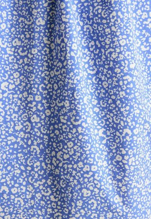 Zils audums ar nelielu, baltu, neregulāru ziedu un abstraktu rakstu. Materiāls izskatās gluds un viegls.