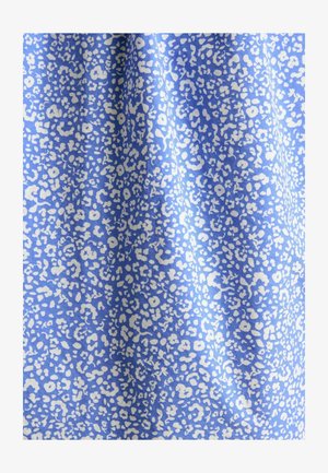 Zils audums ar nelielu, baltu, neregulāru ziedu un abstraktu rakstu. Materiāls izskatās gluds un viegls.