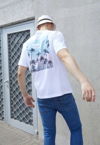 Levi's® SS RELAXED FIT TEE - T-shirt estampada - surf club white