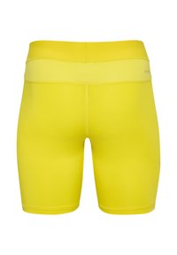 Geel sportieve shorts met een gladde textuur, elastische tailleband en logodetail. Aansluitend ontwerp dat tot halverwege de dijen reikt.