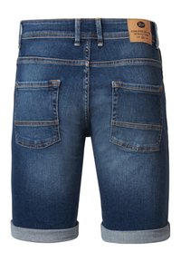 Pantalones cortos de mezclilla en azul oscuro con dobladillos enrollados, que cuentan con dos bolsillos traseros y detalles de costura en contraste. Etiqueta de marca de cuero encima de la cintura.