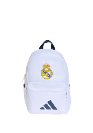 Mochila blanca con logo de Real Madrid en la parte superior y logo negro de Adidas en el bolsillo delantero, asa azul para llevar.