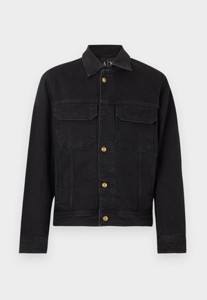 Crna traper jakna s klasičnim ovratnikom, prednjim zatvaranjem na kopče, dva džepa na prsima i zlatnim gumbima kao ukrasom.