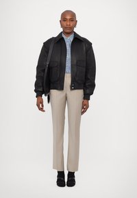 REMAIN Bomberjakke - black