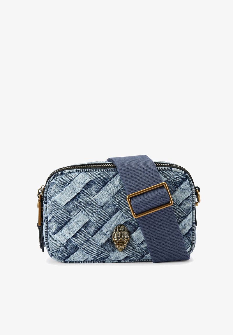 Denim schoudertas met een geweven ontwerp, diepblauwe kleur, bronzen hardware en een opvallend logo accent. Voorzien van een verstelbare schouderband.