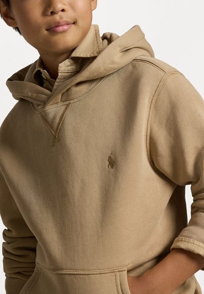 Camisola com capuz em tom bege, com bolso frontal, punhos canelados e capuz ajustável. Apresenta um pequeno logótipo no lado esquerdo do peito. Material macio em mistura de algodão.