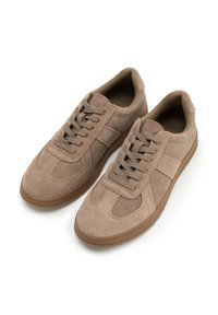 Beige Wildledersneaker mit niedrigem Profil, rundem Zehendesign, kontrastierender, weicher Oberflächenstruktur und braunen Gummisohlen. Mit Schnürverschluss.