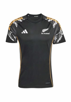 Jersey atlético negro de mangas cortas, con acentos amarillos y un diseño estampado en los hombros. Compuesto de tejido que absorbe la humedad.