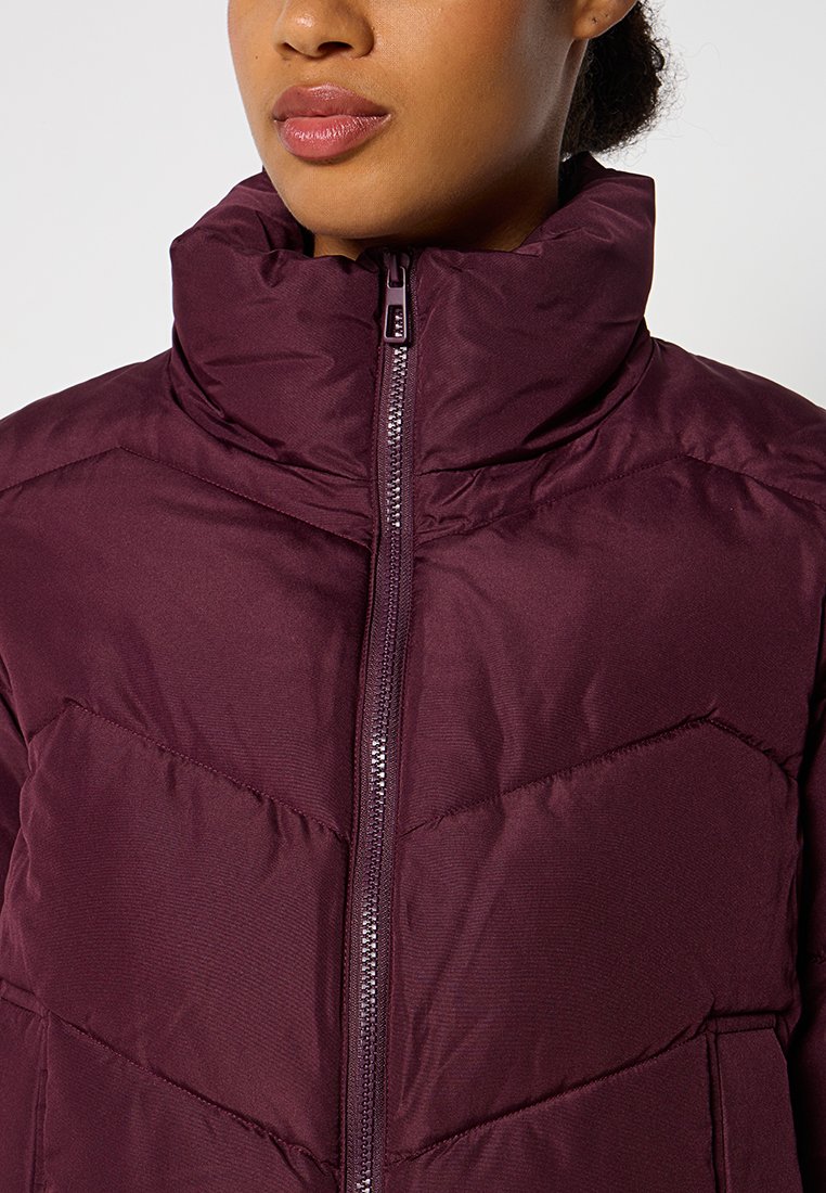 Burgunderfarbener Pufferjacke mit hohem Kragen, Frontreißverschluss und Chevron-Steppmuster. Hergestellt aus leichtem, wasserabweisendem Material.