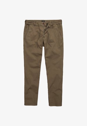 Bruine vrijetijdsbuiten met elastische tailleband, trekkoord, knoopsluiting, voorrits en zijzakken, plat gelegd op een witte achtergrond.