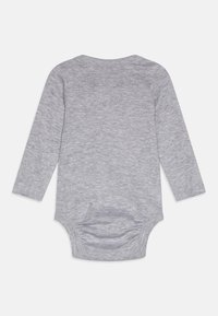Grå langermet body laget av myk bomull, med rund hals og trykknappåpning nederst, med en jevn tekstur og uten mønstre.