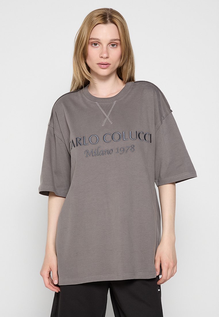 Oversized grijze T-shirt van katoen, voorzien van een gestikte ronde halslijn en geborduurde tekst "CARLO COLUCCI Milano 1978" op de voorkant.