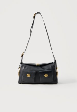 Črna usnjena ramenska torba z dvema sprednjima žepoma in zapiranji v zlati barvi, nastavljivim trakom ter minimalističnim dizajnom.