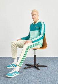 adidas Originals ADICOLOR 70S - Long sleeved top - green