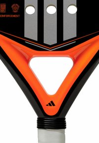 Paddelracket mit dreieckiger Form, das ein schwarz-orangefarbenes Design aufweist, eine strukturierte Oberfläche und mehrere Löcher für den Griff besitzt. Verstärkter Rahmen.