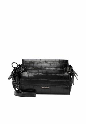 Bolso bandolera negro con textura de cocodrilo sintético, correas ajustables con hebilla y una placa metálica con el logo en la parte delantera.