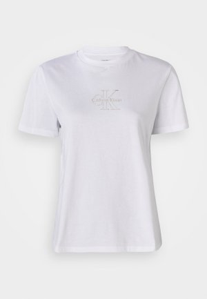 T-shirt bianco in cotone con maniche corte, con un logo testurizzato "Calvin Klein" in grigio chiaro che attraversa il petto, colletto rotondo.