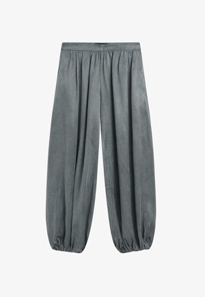 Pantalon ample en velours gris avec taille et chevilles élastiquées froncées, créant une silhouette décontractée de style ballon.