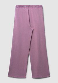 Helllilafarbene, weit geschnittene Hosen aus weichem Stoff mit einem elastischen Bund und ohne sichtbare Taschen oder Verzierungen.