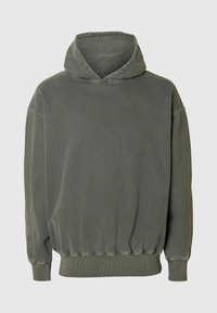Olivově zelená mikina s volným střihem, vybavená velkou kapucí, žebrovanými manžetami a pasem. Hladká textura s praným vzhledem.