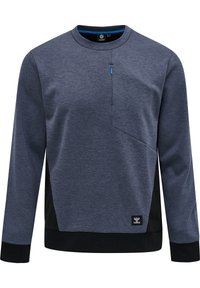 Mörkblå långärmad sweatshirt med rund halsringning, har en diagonalt placerad bröstficka med en blå dragkedja och svarta sidodetaljer.