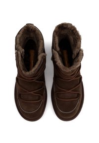 Smeđe antilop čizme do gležnja s teksturiranom umjetnom krznom oblogom, ravnim gumiranim potplatima i ukrštenim vezicama. Bijeli šavovi naglašavaju rubove.