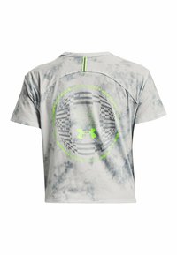 Camiseta de manga corta gris con un patrón de tie-dye, que presenta un logo circular reflectante y detalles en verde neón en la parte posterior y el cuello.
