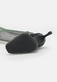 Stivale alla caviglia in rete nera con punta affusolata, caratterizzato da accenti iridescenti e una suola in gomma testurizzata. Il tacco è elegante e allungato.