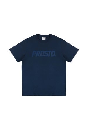 Granatowa bawełniana koszulka z krótkim rękawem i okrągłym dekoltem. Z przodu widnieje duże, ciemniejsze granatowe logo "PROSTO.".