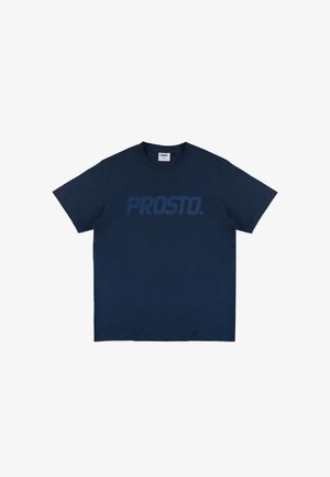 Granatowa bawełniana koszulka z krótkim rękawem i okrągłym dekoltem. Z przodu widnieje duże, ciemniejsze granatowe logo "PROSTO.".