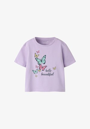 Ljubičasta košulja kratkih rukava s šarenim leptirima i natpisom "pozdrav lijepa" ispisanim sprijeda.
