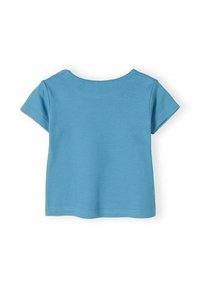 Světle modré tričko s krátkými rukávy a kulatým výstřihem, vyrobené z měkké bavlny. Má jednoduché prošití podél lemu a rukávů.